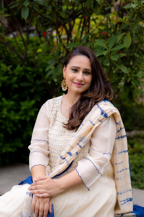 Front view of model sitting in Akanksha Suit set with dupatta.