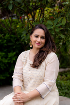 Front view model sitting Akanksha Suit set without dupatta.