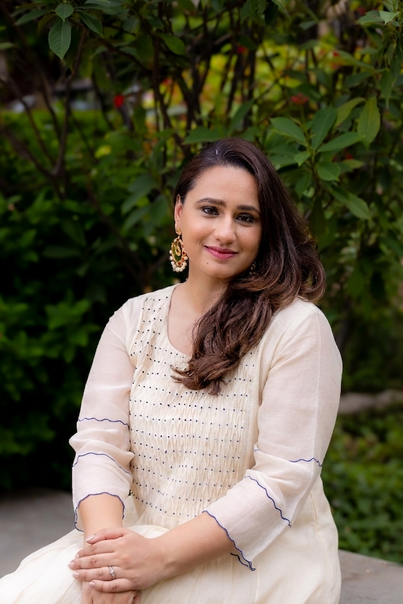 Front view model sitting Akanksha Suit set without dupatta.