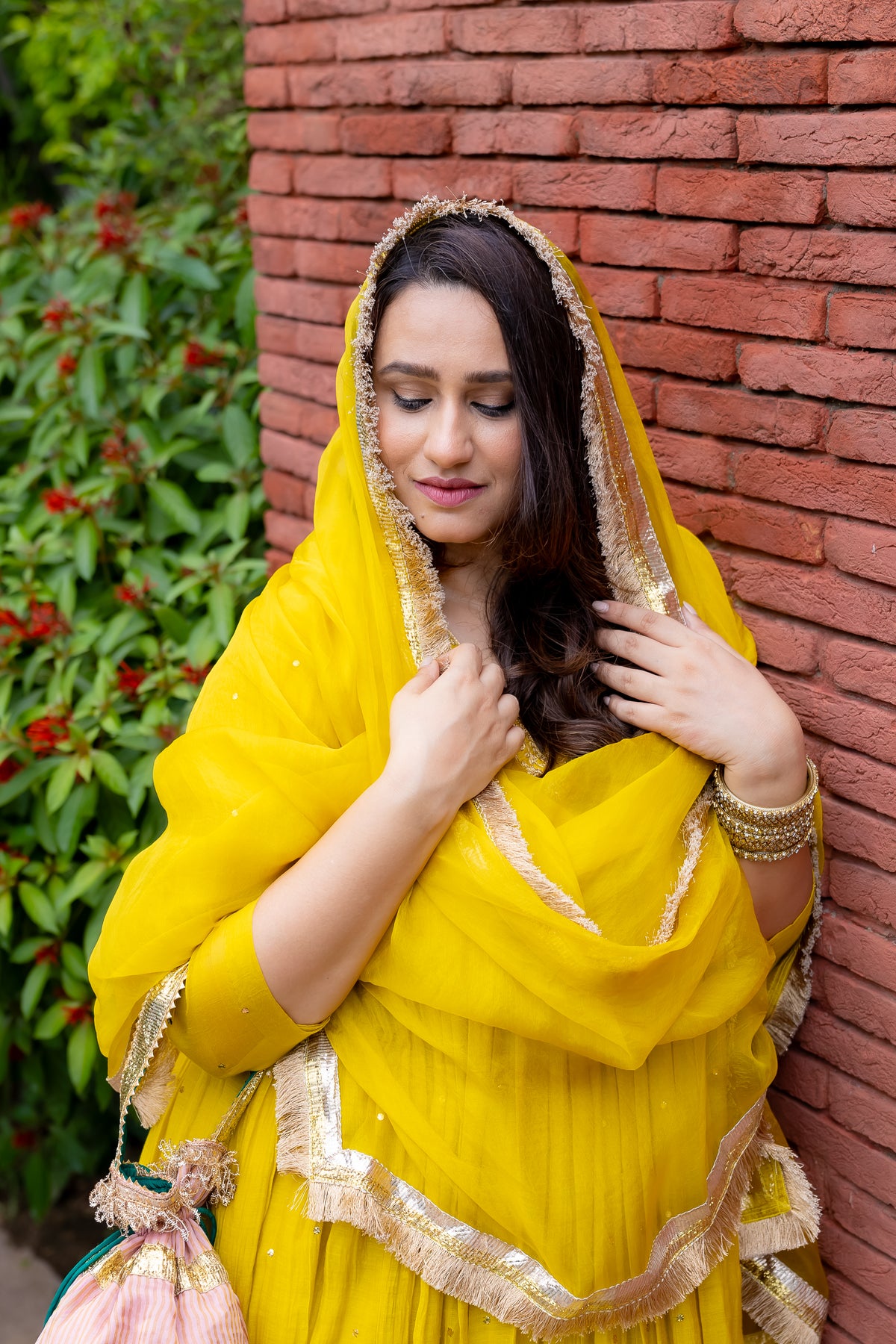 Model dupatta pose of Soniya-Mul-suit-set