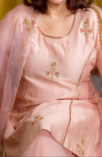 Front view close-up shot of the chanderi fabric kurta set the which the model is wearing.